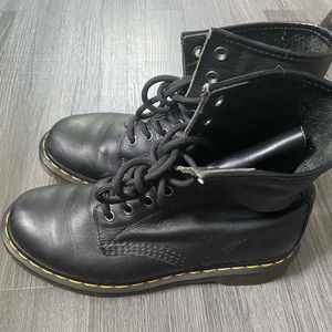 Doc marten 1460 size 8 US 39 EU